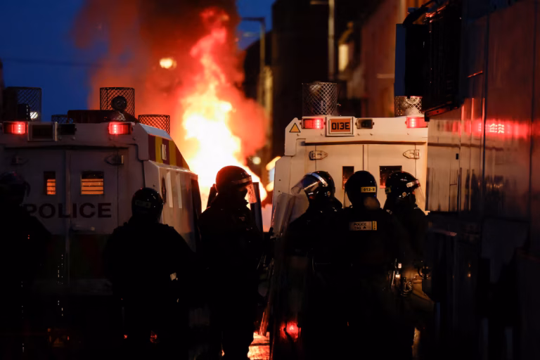 Les procureurs d’Irlande du Nord abandonnent les charges dans l’affaire à l’origine des émeutes anti-immigrés (AP)