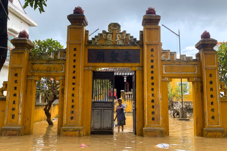 Les touristes reviennent à Hoi An après les inondations dévastatrices