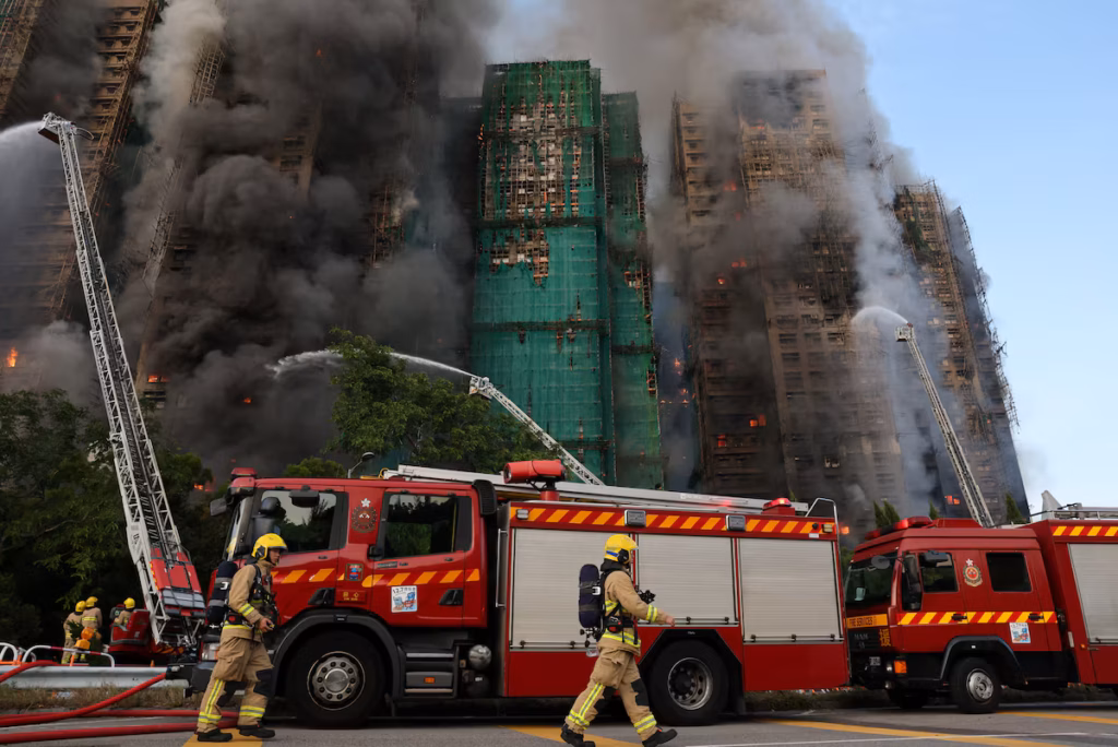 La police de Hong Kong arrête des dirigeants de chantier après l’incendie meurtrier de Wang Fuk Court