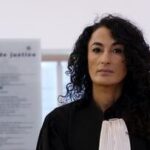 Avignon : l’avocate Nadia El Bouroumi du procès des viols de Mazan menacée d’une interdiction d’exercer de 18 mois Nadia El Bouroumi, connue pour avoir défendu deux accusés lors du premier procès des viols de Mazan, pourrait être suspendue pendant un an et demi. Le bâtonnier du barreau d’Avignon a demandé cette sanction disciplinaire, reprochant à la pénaliste deux vidéos publiées sur les réseaux sociaux pendant l’audience, considérées comme contraires à la dignité de la profession. Le dossier, examiné ce mercredi par le conseil de discipline de la Cour d’appel de Nîmes, met en lumière la frontière sensible entre liberté d’expression et obligations déontologiques pour les avocats. Des vidéos jugées déplacées en marge d’un procès hors norme La diffusion d’une seconde vidéo a aggravé la situation. Le lendemain, l’avocate s’est filmée dans sa voiture en chantant et dansant sur « Wake me up before you go-go », un titre dont le refrain en français signifie « Réveille-moi avant que tu partes ». Un choix lourd de sous-entendus dans le contexte d’un procès marqué par dix années de soumission chimique infligée à Gisèle Pelicot avant des viols répétés. Ces publications avaient rapidement suscité indignation et incompréhension, y compris au sein de la profession. Le bâtonnier Philippe Cano estime que l’avocate a recherché « le buzz » et a porté atteinte à la dignité des débats, ajoutant que le serment professionnel impose de la modération même en dehors du prétoire. Une défense qui invoque la liberté d’expression Face aux accusations, la défense de Nadia El Bouroumi rappelle qu’un avocat reste libre de s’exprimer en dehors de l’audience, y compris de manière décalée ou sarcastique. Ses conseils soutiennent qu’évoquer une audience sur un réseau social ne diffère pas d’une intervention dans un média. L’avocate, prise pour cible sur les réseaux sociaux après ses vidéos, dit avoir voulu répondre à un harcèlement massif et affirme qu’elle n’a jamais voulu manquer au respect dû à la justice. Elle insiste sur le fait qu’elle n’a pensé qu’à sa mission de défense. Une affaire emblématique d’un procès historique Cette procédure disciplinaire intervient dans le sillage d’un procès hors norme : l’affaire des viols de Mazan, qui avait révélé plus d’une décennie de violences sexuelles sur Gisèle Pelicot, droguée par son mari puis livrée à des dizaines d’hommes contactés en ligne. Cinquante-et-un accusés ont été condamnés à des peines allant jusqu’à vingt ans de réclusion. Dominique Pelicot, le principal mis en cause, a écopé de la peine maximale pour viols aggravés et enregistrements sexuels, notamment sur sa propre fille et deux belles-filles. Le conseil de discipline rendra sa décision le 18 décembre. Si la sanction demandée est confirmée, l’avocate serait interdite d’exercer pour une durée de dix-huit mois.
