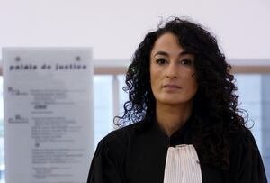 Avignon : l’avocate Nadia El Bouroumi du procès des viols de Mazan menacée d’une interdiction d’exercer de 18 mois Nadia El Bouroumi, connue pour avoir défendu deux accusés lors du premier procès des viols de Mazan, pourrait être suspendue pendant un an et demi. Le bâtonnier du barreau d’Avignon a demandé cette sanction disciplinaire, reprochant à la pénaliste deux vidéos publiées sur les réseaux sociaux pendant l’audience, considérées comme contraires à la dignité de la profession. Le dossier, examiné ce mercredi par le conseil de discipline de la Cour d’appel de Nîmes, met en lumière la frontière sensible entre liberté d’expression et obligations déontologiques pour les avocats. Des vidéos jugées déplacées en marge d’un procès hors norme La diffusion d’une seconde vidéo a aggravé la situation. Le lendemain, l’avocate s’est filmée dans sa voiture en chantant et dansant sur « Wake me up before you go-go », un titre dont le refrain en français signifie « Réveille-moi avant que tu partes ». Un choix lourd de sous-entendus dans le contexte d’un procès marqué par dix années de soumission chimique infligée à Gisèle Pelicot avant des viols répétés. Ces publications avaient rapidement suscité indignation et incompréhension, y compris au sein de la profession. Le bâtonnier Philippe Cano estime que l’avocate a recherché « le buzz » et a porté atteinte à la dignité des débats, ajoutant que le serment professionnel impose de la modération même en dehors du prétoire. Une défense qui invoque la liberté d’expression Face aux accusations, la défense de Nadia El Bouroumi rappelle qu’un avocat reste libre de s’exprimer en dehors de l’audience, y compris de manière décalée ou sarcastique. Ses conseils soutiennent qu’évoquer une audience sur un réseau social ne diffère pas d’une intervention dans un média. L’avocate, prise pour cible sur les réseaux sociaux après ses vidéos, dit avoir voulu répondre à un harcèlement massif et affirme qu’elle n’a jamais voulu manquer au respect dû à la justice. Elle insiste sur le fait qu’elle n’a pensé qu’à sa mission de défense. Une affaire emblématique d’un procès historique Cette procédure disciplinaire intervient dans le sillage d’un procès hors norme : l’affaire des viols de Mazan, qui avait révélé plus d’une décennie de violences sexuelles sur Gisèle Pelicot, droguée par son mari puis livrée à des dizaines d’hommes contactés en ligne. Cinquante-et-un accusés ont été condamnés à des peines allant jusqu’à vingt ans de réclusion. Dominique Pelicot, le principal mis en cause, a écopé de la peine maximale pour viols aggravés et enregistrements sexuels, notamment sur sa propre fille et deux belles-filles. Le conseil de discipline rendra sa décision le 18 décembre. Si la sanction demandée est confirmée, l’avocate serait interdite d’exercer pour une durée de dix-huit mois.