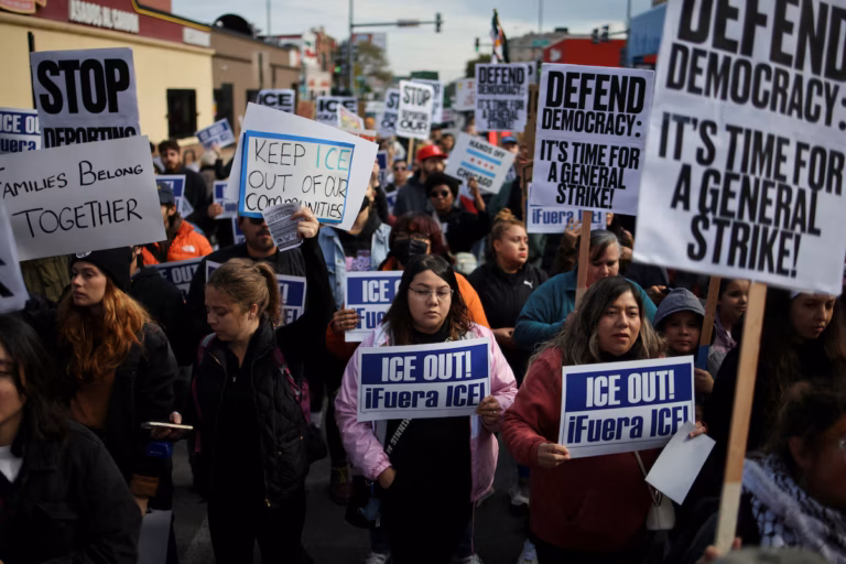 « Nous ne sommes pas une ville violente » - les habitants de Chicago résistent aux descentes de l’ICE (AP)