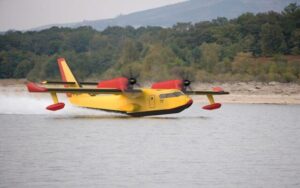 Nouvelle-Zélande : des avions bombardiers d’eau envoyés en renfort contre un vaste incendie dans le parc national de Tongariro