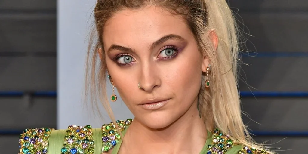 Paris Jackson brise le silence - le trou dans son nez, séquelle glaçante de ses années de drogue
