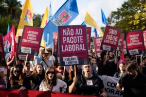 Portugal : des dizaines de milliers de manifestants à Lisbonne contre la réforme du travail (AP)
