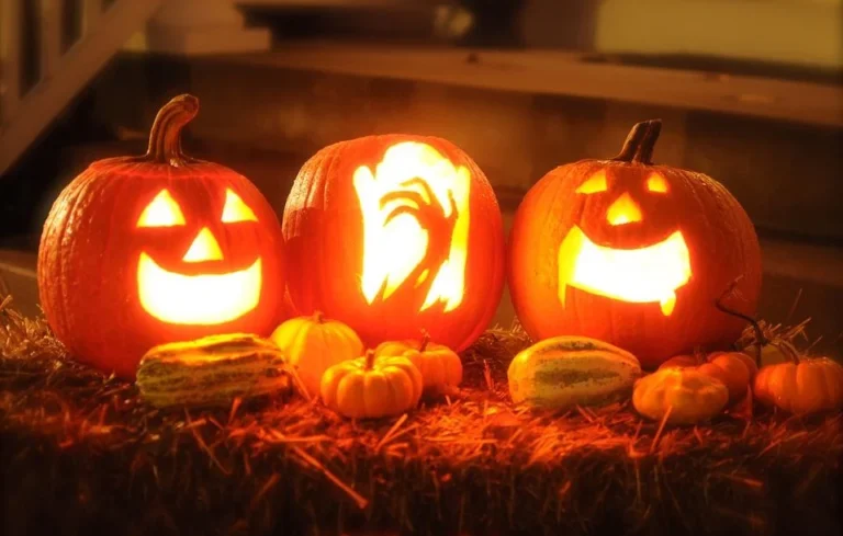 Pour Halloween il maquille sa voiture en scène d’horreur mais la blague tourne court 