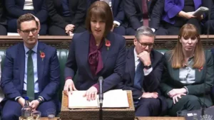 Reeves défend sa stratégie budgétaire face aux accusations de hausse excessive des impôts