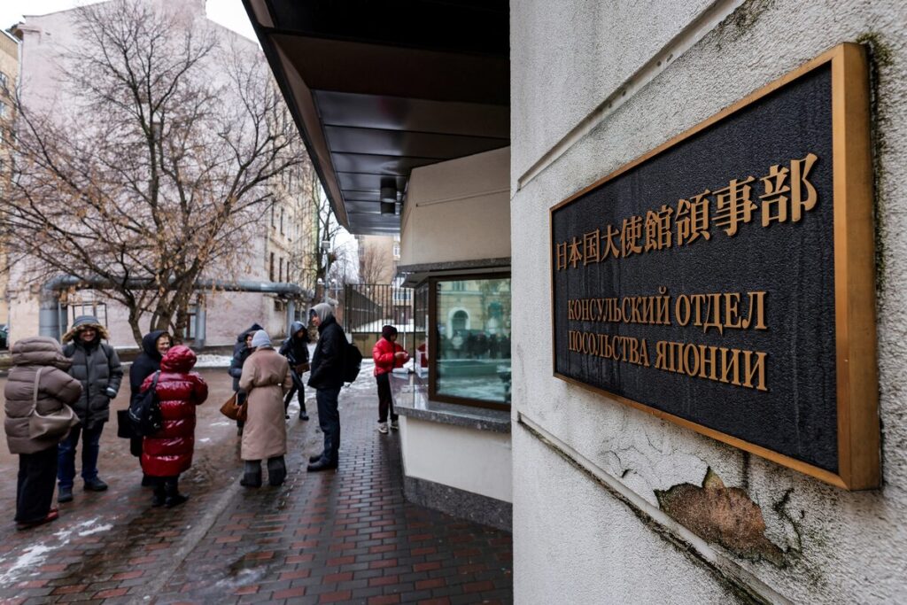 Tokyo dénonce l’interdiction d’entrée imposée par Moscou à de nouveaux citoyens japonais (AP)