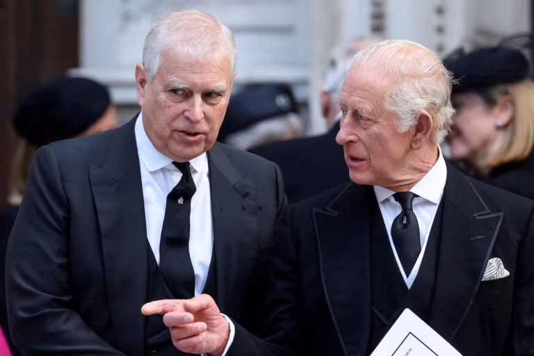 Trump exprime sa « compassion » pour la famille royale britannique après la destitution du prince Andrew (AP)