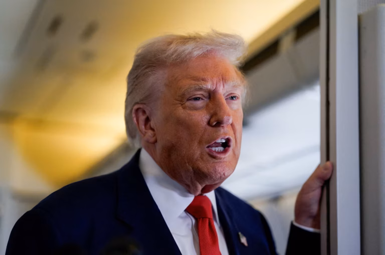 Trump signe une loi autorisant la publication des documents liés à Jeffrey Epstein