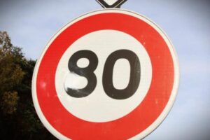Un faux panneau à 90 km/h piège des automobilistes : des dizaines d’amendes injustes