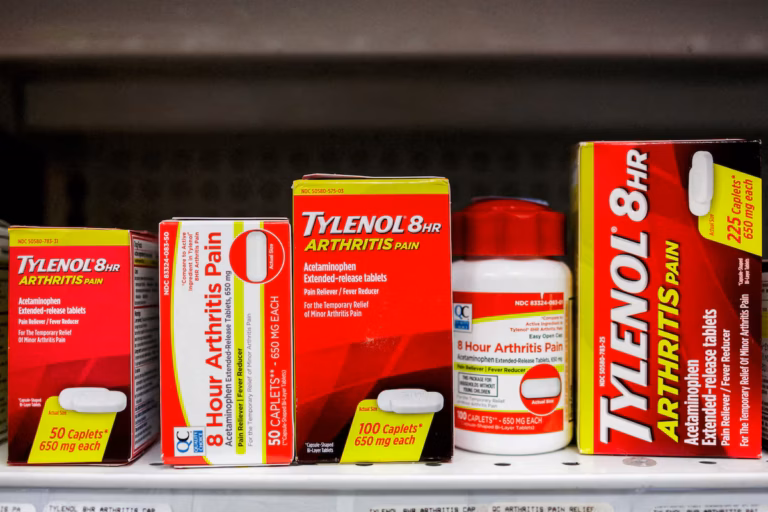 Un juge texan autorise Kenvue à verser 398 millions de dollars de dividendes malgré une plainte liée au Tylenol (AP)