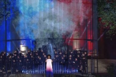 Un requiem sans mots pour les dix ans du 13 Novembre à Paris (capture LCI)