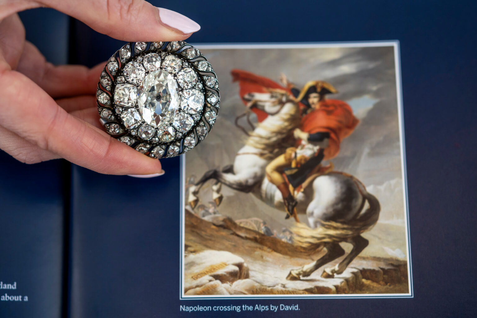 Une broche de Napoléon vendue 3,79 millions d’euros, un record inattendu chez Sotheby’s