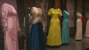 Une exposition dévoilera la garde-robe iconique d’Elizabeth II à Londres en 2026