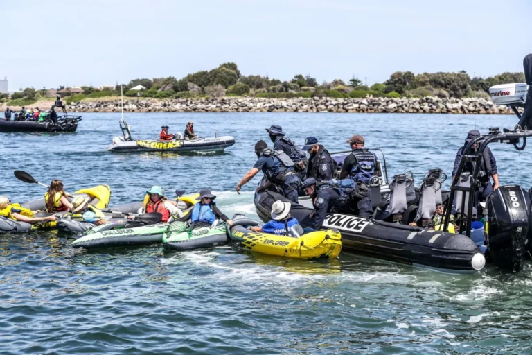 Une manifestation pour le climat perturbe le trafic maritime du port charbonnier de Newcastle