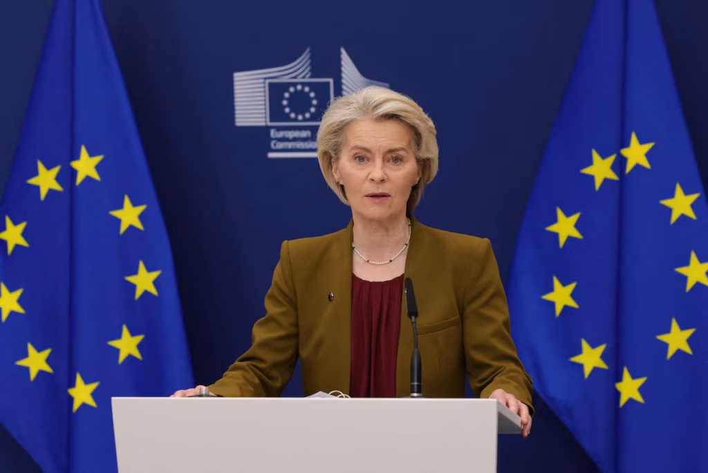 Ursula von der Leyen estime qu’un prêt garanti par les avoirs russes est la meilleure solution pour financer l’Ukraine (AP)