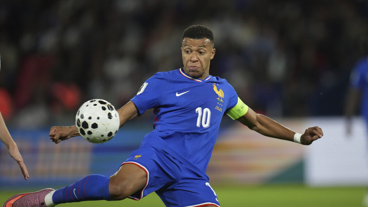 FOOT - La France affronte l'Ukraine ce soir au Parc des Princes. Mais fallait-il jouer un 13 novembre ? (AP)