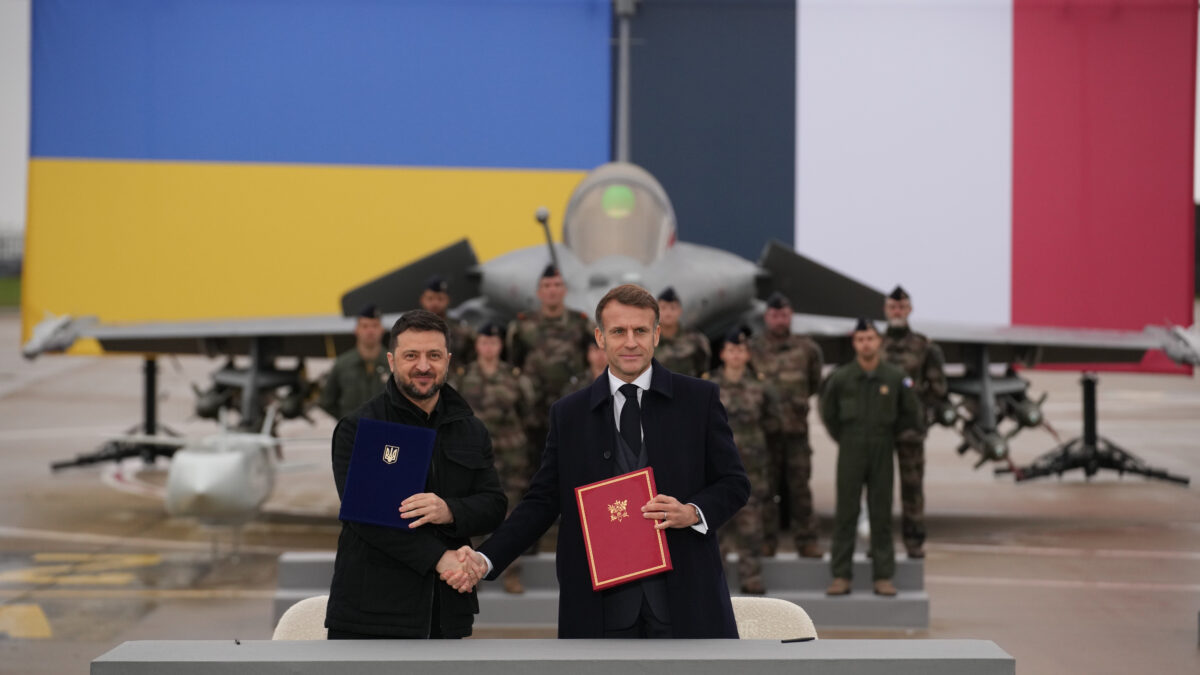 Zelensky et Macron signent un accord historique : l’Ukraine commande 100 Rafale à la France. (AP)