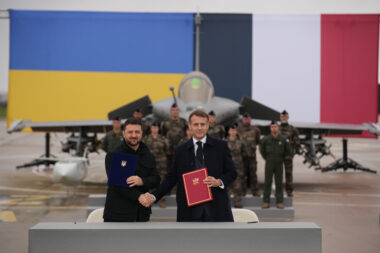 Zelensky et Macron signent un accord historique : l’Ukraine commande 100 Rafale à la France. (AP)