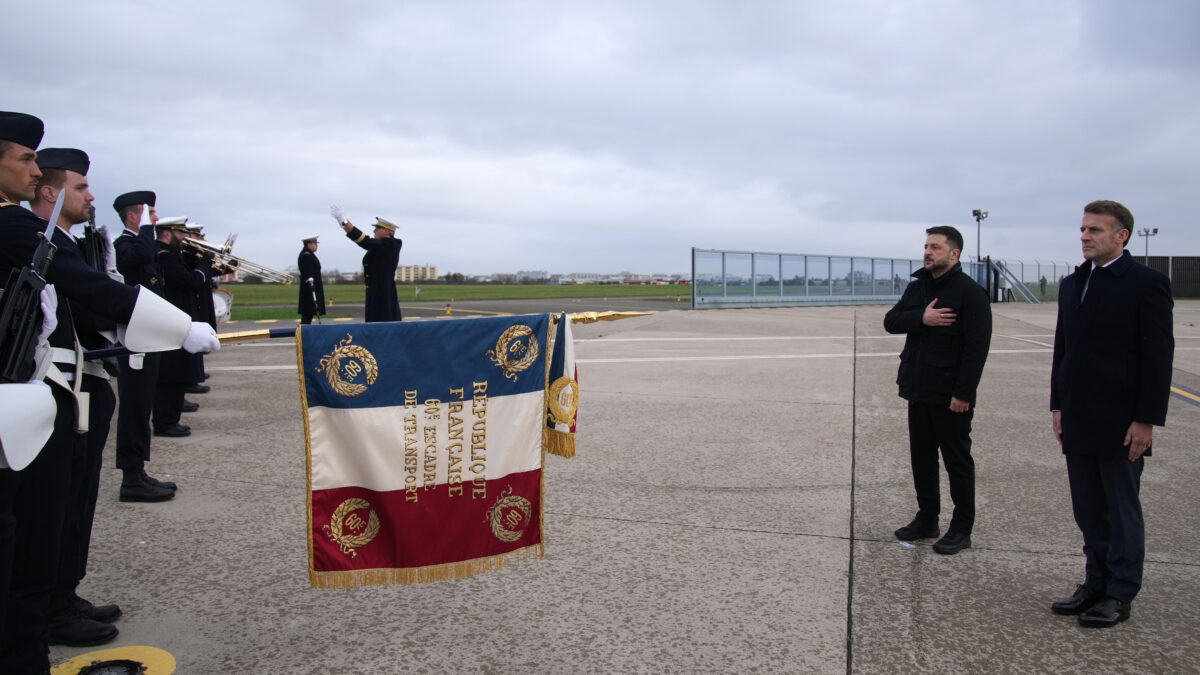 Volodymyr Zelensky est arrivé en France, accueilli à Villacoublay par Emmanuel Macron avant l’annonce d’un accord avec la France. (AP)