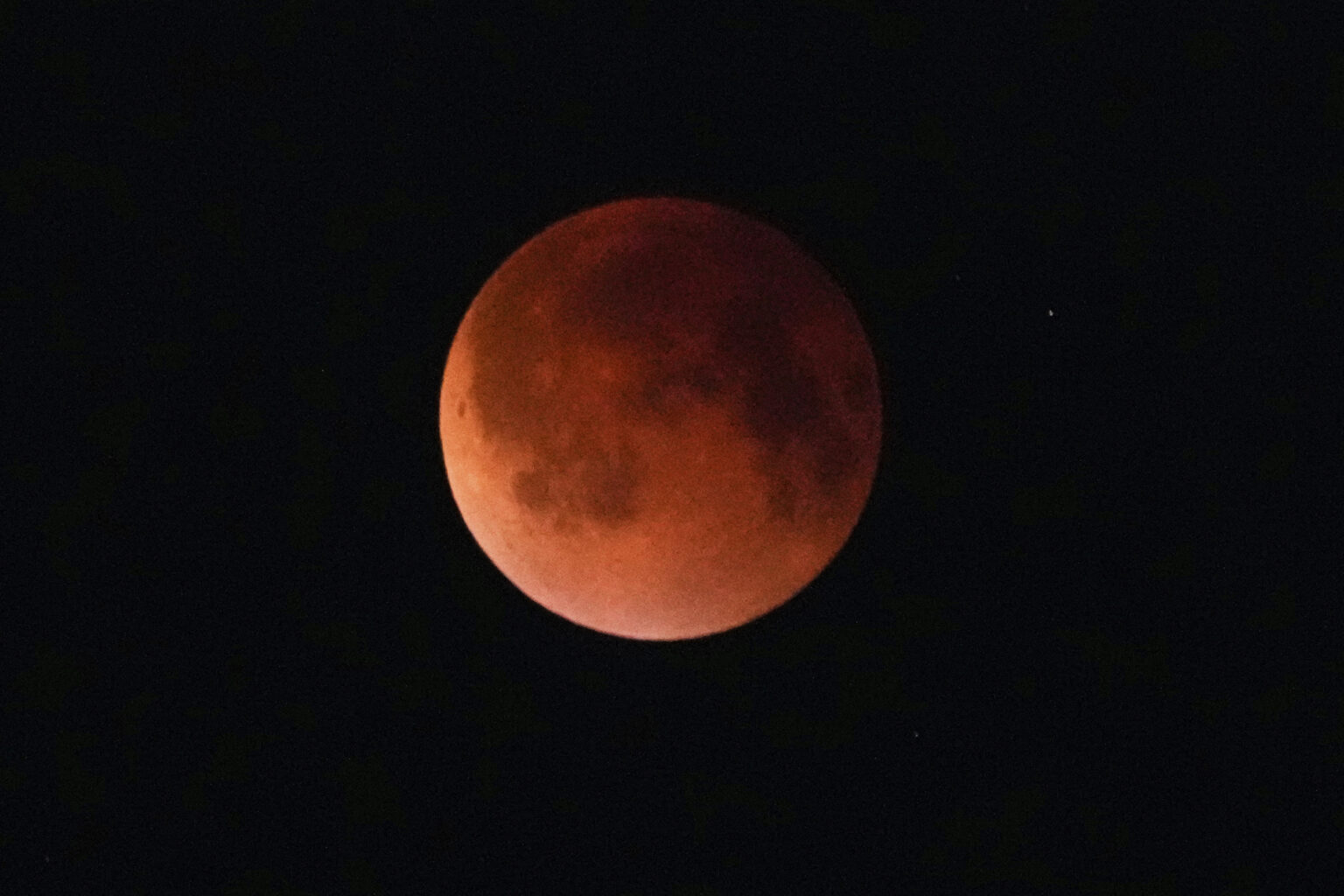 La "Super Lune du Castor", la plus impressionnante de l'année, sera visible ce soir dans le ciel. (AP/Anjum Naveed)