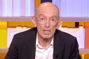 Laurent Mauvignier remporte le Prix Goncourt 2025 pour "La maison vide"