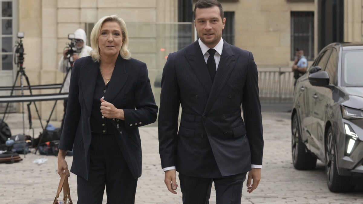 Sondage explosif ! Jordan Bardella et Marine Le Pen écrasent la concurrence dans les intentions de vote pour 2027. (AP)