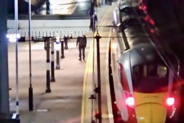 Angleterre - Attaque au couteau dans un train vers Huntingdon: au moins dix blessés, deux hommes arrêtés