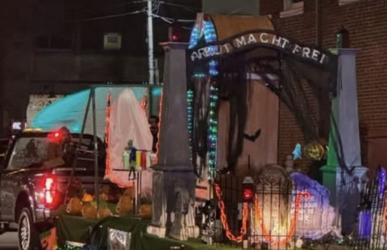 Un char d’Halloween choque l’Amérique en reproduisant l’entrée d’Auschwitz