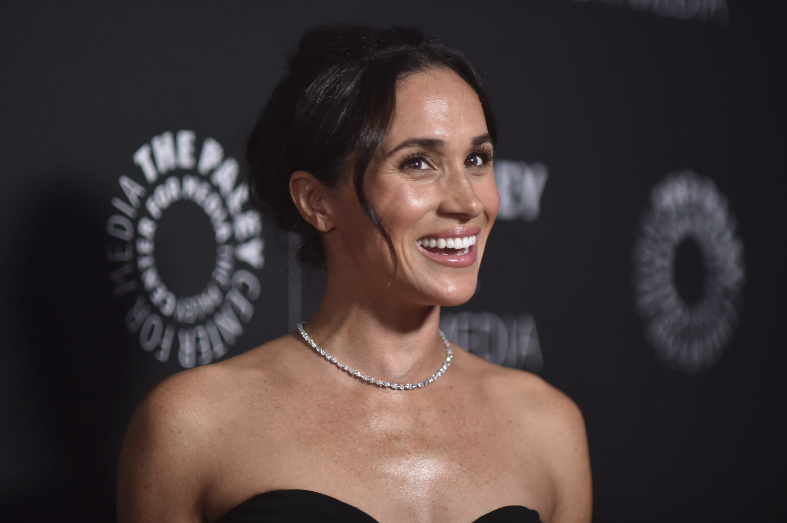 Meghan Markle fait son retour sur les plateaux de tournage après 8 ans d’absence. (AP)