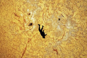 Un parachutiste photographié devant le Soleil : les secrets de cette image folle qui enflamme le monde