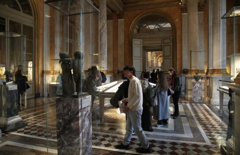 Cambriolage au Louvre : quatre nouvelles arrestations, les bijoux toujours introuvables