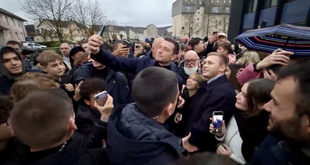 Jordan Bardella enfariné à la foire de Vesoul : un lycéen interpellé. (DR)