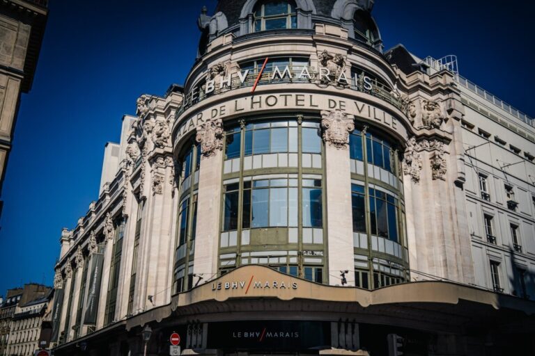 Anne Hidalgo envisage une acquisition du BHV face aux incertitudes sur son avenir