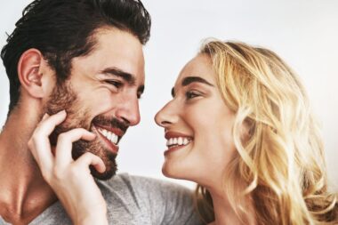 Vie sentimentale et emploi : la justice fixe une limite claire aux exigences des entreprises