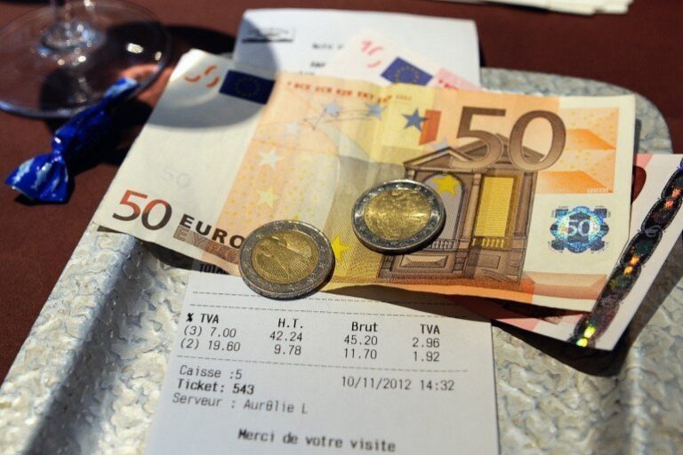 Restauration : les pourboires toujours défiscalisés en attendant le nouveau budget 2026