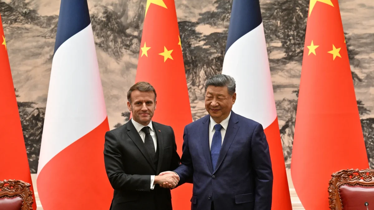 Face à la Chine, Emmanuel Macron plaide pour la coopération plutôt que la guerre commerciale