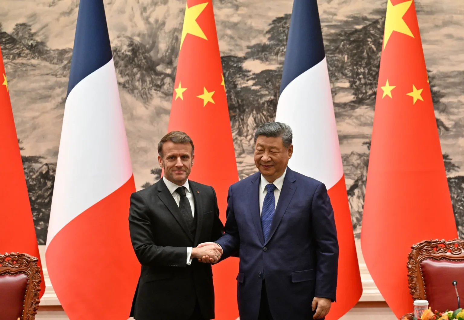 Face à la Chine, Emmanuel Macron plaide pour la coopération plutôt que la guerre commerciale