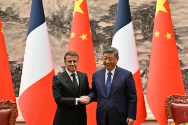 Face à la Chine, Emmanuel Macron plaide pour la coopération plutôt que la guerre commerciale