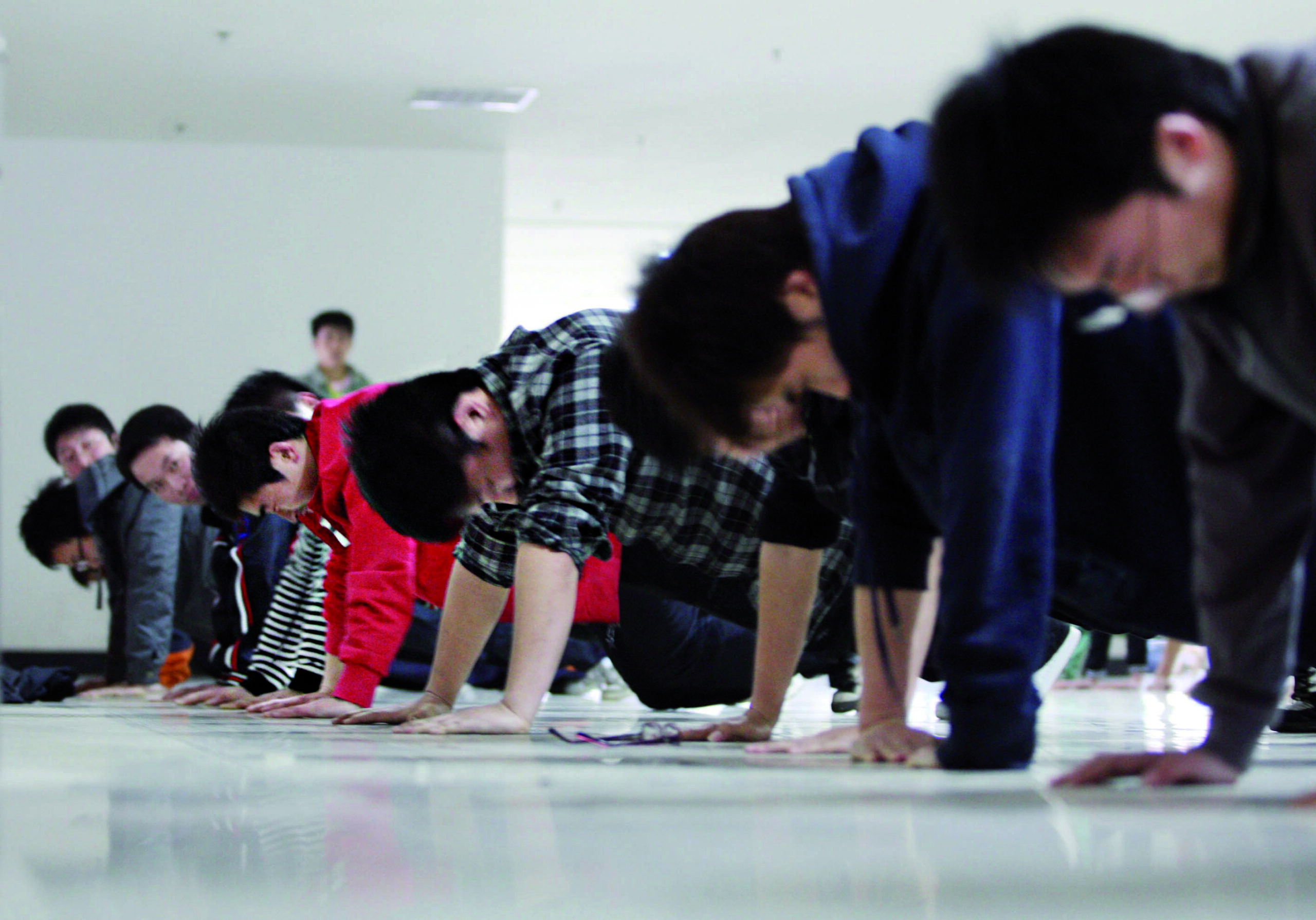 ©Chinafotopress/Maxppp - Wuhan, China-March 23:(China Out) Candidates Do The Push-Ups During The Interview Of Foxconn On March 23, 2010 In Wuhan, Hubei Province Of China. The Boy Candidates Were Demanded To Finish At Least 20 Push-Ups While The Girls 10 During The Interview As The Employers Claimed That The Physical Fitness Is One Of The Basic Elements For The Work. (Photo By Shi Yi/Chinafotopress)***_***405823250 China Out