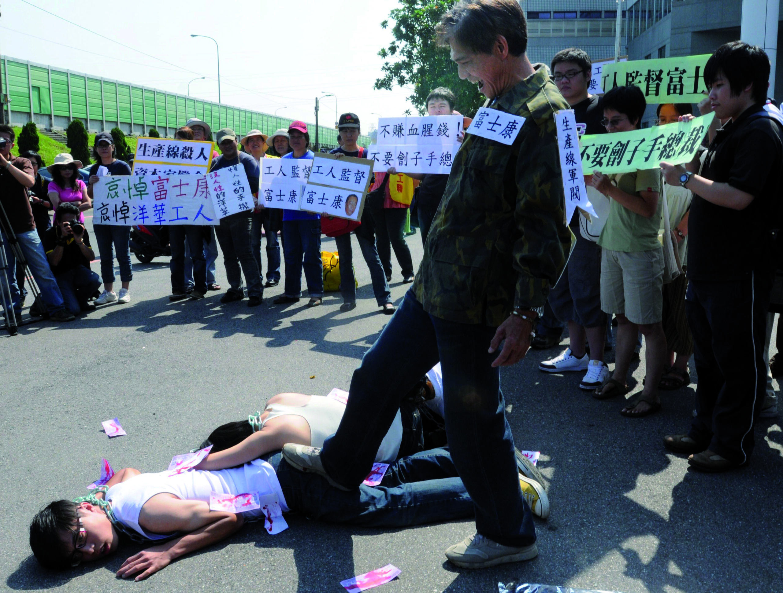 ©Chinafotopress/Unioncom/Maxppp - Taipei, China-June 8:(China Out) Staffs Protest During The Foxconn\'S Shareholder Meeting On June 8, 2010 In Taipei, Taiwan Of China. Foxconn, A World\'S Leading It Contract Manufacturer, Announced Sunday Night In A Statement That It Will Raise Salaries For Assembly Workers At Its Production Base In The Southern Chinese City Of Shenzhen By 66 Percent To 2,000 Yuan (293.3 U.s. Dollars) Per Month As Of Oct. 1. (Photo By Uniconcom/Chinafotopress)***_***407655280 China Out