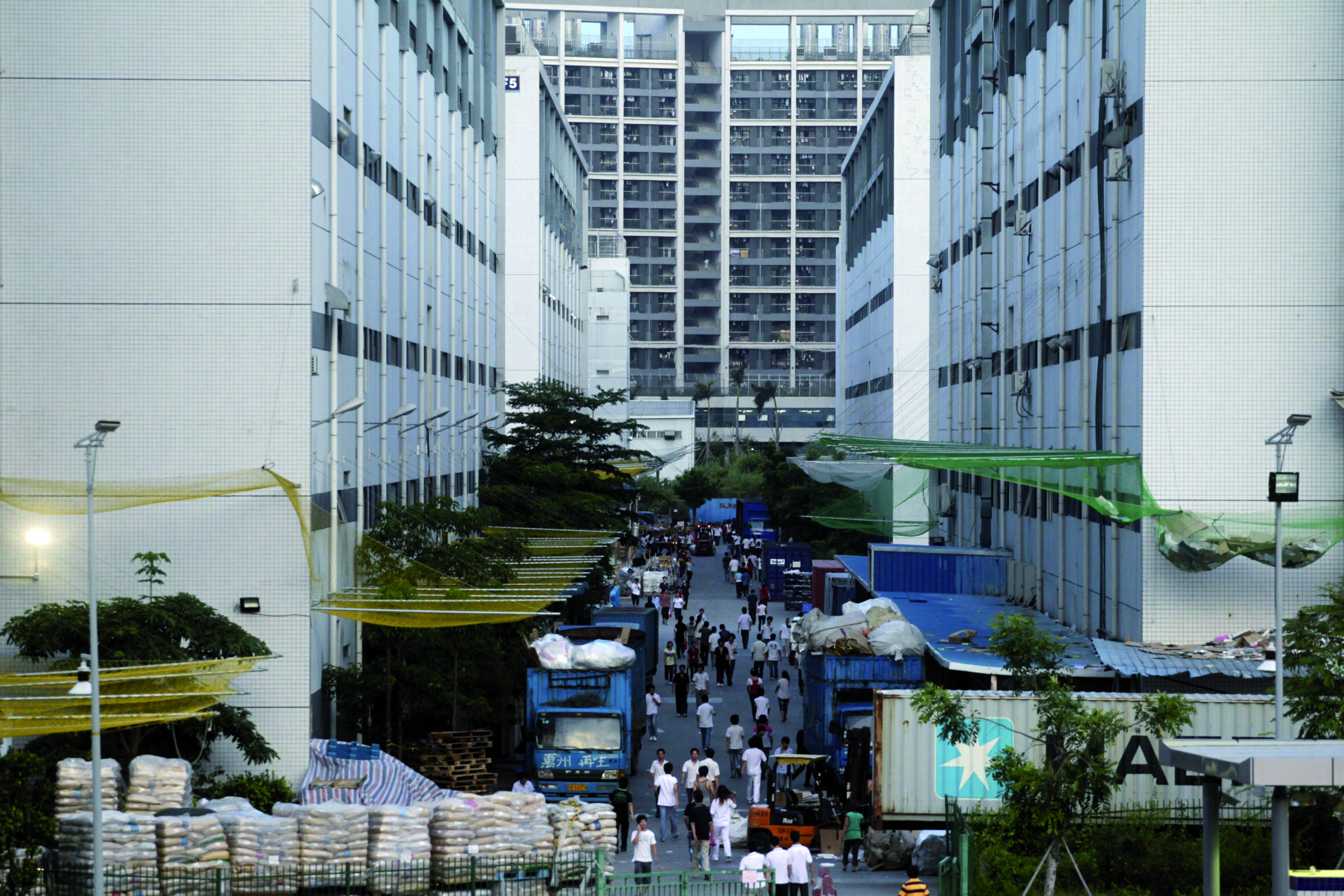 ©Chinafotopress/Yu Lian/Maxppp - Shenzhen, China-July 11:(China Out) Workers Walk In A Foxconn Plant On July 11, 2010 In Shenzhen, Guangdong Province Of China. Following A Slew Of Suicides, And A Subsequent Pay Hike To 2,000 Yuan Per Month, Foxconn Has Announced The Opening Of Factories In The Inland Cities Of Nanning, Chongqing And Wuhan To Slash Production Costs. (Photo By Yu Lian/Chinafotopress)***_***408593311 China Out