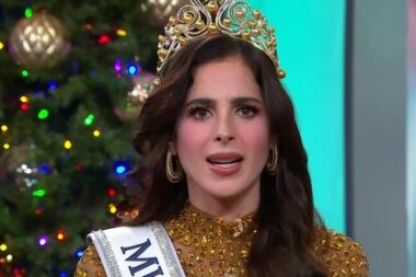 Embarrassée par les questions sur la fraude à Miss Univers, Fátima Bosch quitte en direct le plateau de Telemundo. (Telemundo)