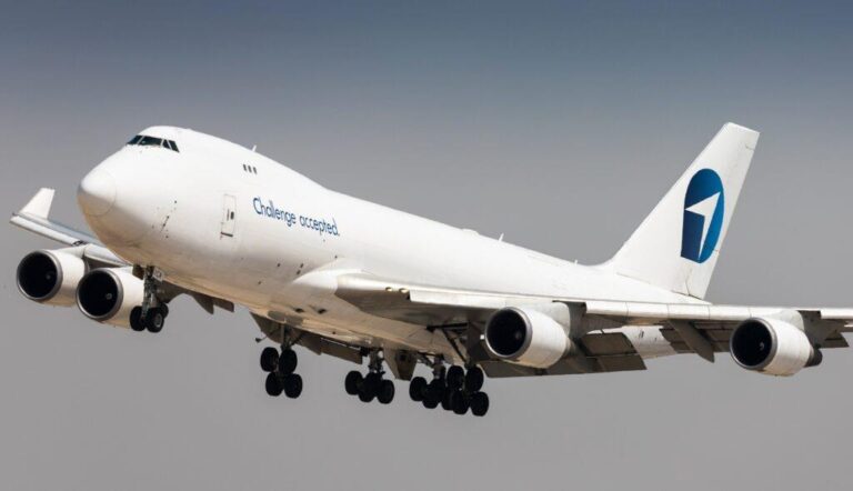 Un Boeing 747 cargo de la compagnie Challenge Airlines a dû larguer entre 90 et 100 tonnes de kérosène dimanche matin au-dessus de plusieurs communes de la province de Liège, avant de se poser en urgence à l’aéroport. L’appareil, qui venait de décoller à destination de New York, a été contraint de faire demi-tour après la détection d’un dysfonctionnement sur son train d’atterrissage. Incapable d’atterrir en toute sécurité avec sa masse initiale, l’équipage a déclenché une procédure exceptionnelle de délestage de carburant. Le kérosène a été évacué en vol au-dessus de zones habitées, notamment Crisnée, Awans, Verlaine ou Grâce-Hollogne, avant que l’avion n’atterrisse sans incident majeur en fin de matinée. Des inquiétudes locales malgré des risques jugés limités Les autorités aéroportuaires rappellent que ce type de manœuvre est strictement encadré et que la majorité du carburant se disperse et se vaporise avant d’atteindre le sol. Toutefois, l’ampleur du volume concerné a suscité des interrogations parmi les élus et les riverains, certains demandant des analyses environnementales pour évaluer d’éventuelles retombées sur l’air, les sols et les cultures. Si les experts estiment que les conséquences sanitaires immédiates sont faibles, l’incident relance le débat sur les impacts environnementaux du trafic aérien autour de Liège Airport. Les autorités locales ont indiqué qu’un suivi serait assuré et que les résultats des éventuelles investigations seraient communiqués afin de répondre aux préoccupations des habitants concernés.