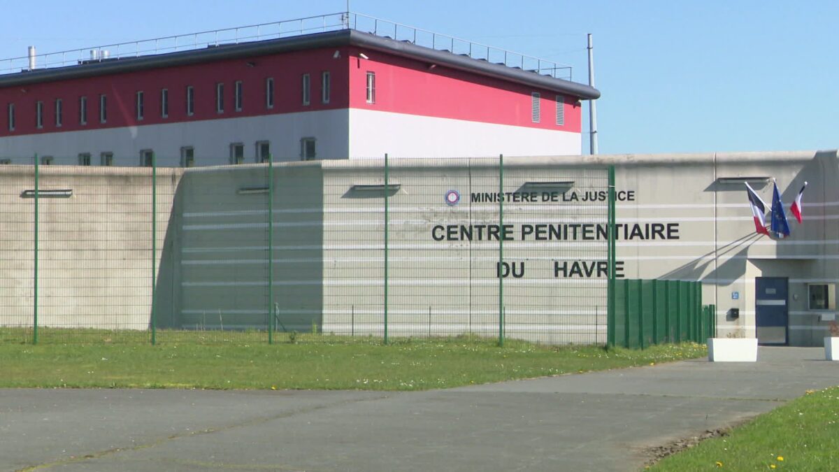 Deux détenus accèdent au toit du centre pénitentiaire du Havre, une unité spécialisée déployée