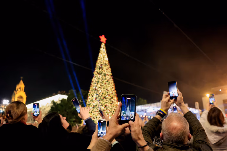 À Bethléem, le retour des illuminations de Noël ravive l’espoir après des années de conflit (AP)