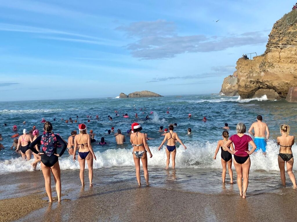 À Biarritz, le bain de Noël des Ours blancs perturbé par une mer agitée