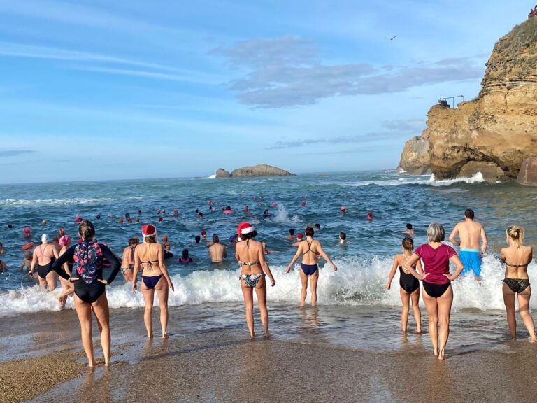 À Biarritz, le bain de Noël des Ours blancs perturbé par une mer agitée
