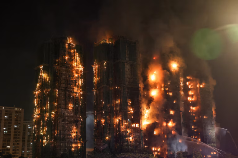 À Hong Kong, l’incendie meurtrier de Wang Fuk Court attribué à des manquements graves aux règles de sécurité (AP)
